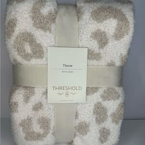 NEW Threshold Cozy Feathery Knit Cheetah Throw Blanket Beige 50”x60”
